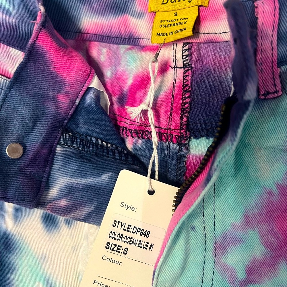 🌻Daisy Tie-Dye Fringe Denim Shorts🌻 - Picture 3 of 4